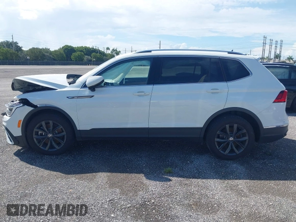 2024 Volkswagen Tiguan SE z VIN 3VV3B7AX3RM120298, wystawiony jako IAAI lot #41862454 z przebiegiem Nie podano mil oraz . Historia ofert i sprzedaży dostępna na DreamBid. Obrazek 14.