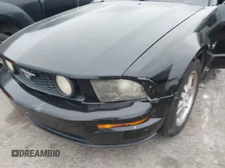 2006 Ford Mustang GT Deluxe z VIN 1ZVFT82H565101630, wystawiony jako IAAI lot #41883915 z przebiegiem 172 404 mil mil oraz . Historia ofert i sprzedaży dostępna na DreamBid. Obrazek 6.