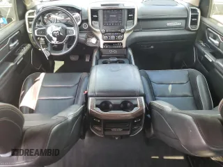 2020 Ram 1500 Laramie z VIN 1C6SRFJT2LN217803, wystawiony jako Copart lot #61390795 z przebiegiem 82 172 mil mil oraz Szkoda całkowita • Salvage title. Historia ofert i sprzedaży dostępna na DreamBid. Obrazek 8.