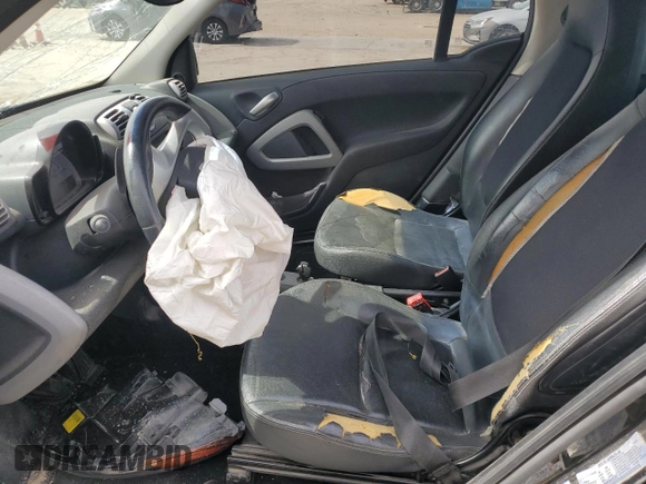 2010 Smart fortwo Pure z VIN WMEEJ3BA0AK344722, wystawiony jako Copart lot #47288785 z przebiegiem 116 941 mil mil oraz Szkoda całkowita • Salvage title. Historia ofert i sprzedaży dostępna na DreamBid. Obrazek 7.