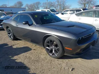 2017 Dodge Challenger SXT z VIN 2C3CDZAG5HH618587, wystawiony jako IAAI lot #41300336 z przebiegiem 131 777 mil mil oraz . Historia ofert i sprzedaży dostępna na DreamBid. Obrazek 1.
