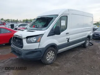 2018 Ford Transit z VIN 1FTYR2CM9JKB14054, wystawiony jako IAAI lot #42205733 z przebiegiem 263 605 mil mil oraz . Historia ofert i sprzedaży dostępna na DreamBid. Obrazek 2.
