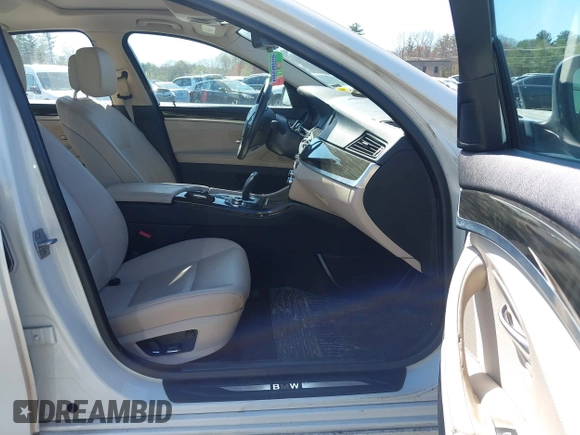 2013 BMW 5 Series 528i xDrive with VIN WBAXH5C50DD108318, listed as a IAAI auction lot 42131197 with 72,119 mi miles. Bid and sale history available at carsss.com. Image 5.