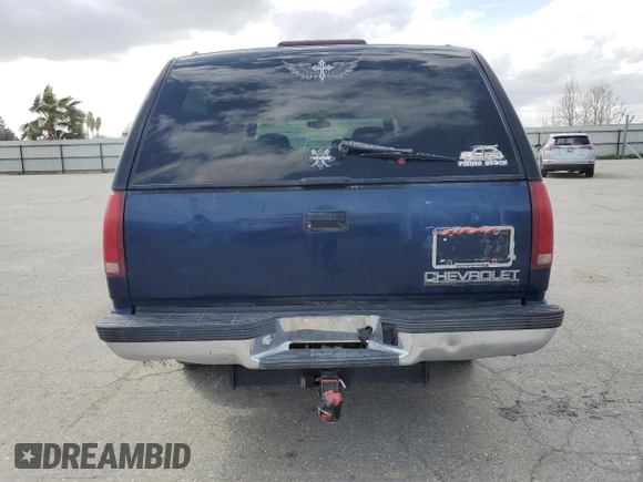1997 Chevrolet Suburban z VIN 1GNFK16R9VJ309720, wystawiony jako Copart lot #48814475 z przebiegiem 198 109 mil mil oraz Czysty tytuł • Clean title. Historia ofert i sprzedaży dostępna na DreamBid. Obrazek 6.