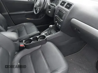 2013 Volkswagen Jetta SE z VIN 3VWDP7AJ9DM213171, wystawiony jako IAAI lot #42278515 z przebiegiem 146 386 mil mil oraz . Historia ofert i sprzedaży dostępna na DreamBid. Obrazek 5.