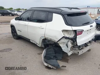 2020 Jeep Compass Latitude z VIN 3C4NJCBB3LT211543, wystawiony jako IAAI lot #42130702 z przebiegiem 70 227 mil mil oraz . Historia ofert i sprzedaży dostępna na DreamBid. Obrazek 3.