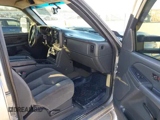 2006 Chevrolet Silverado 3500 SRW Wrk Trk with VIN 1GCHK33DX6F235816, listed as a IAAI auction lot 41588075 with 232,815 mi miles. Bid and sale history available at carsss.com. Image 5.