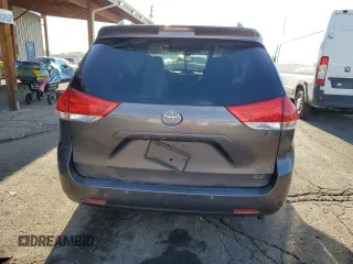 2014 Toyota Sienna XLE z VIN 5TDYK3DC6ES524504, wystawiony jako Copart lot #56509235 z przebiegiem Nie podano mil oraz Szkoda całkowita • Salvage title. Historia ofert i sprzedaży dostępna na DreamBid. Obrazek 6.