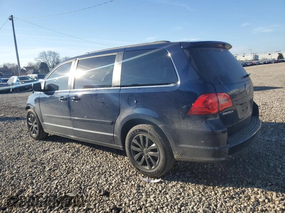 2014 Volkswagen Routan SE with VIN 2C4RVABG1ER134831, listed as a Copart auction lot 84247044 with 111,982 mi miles and Non repairable. Bid and sale history available at DreamBid. Image 2.