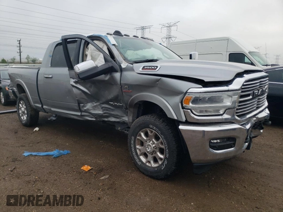 2022 Ram 3500 Laramie z VIN 3C63R3ML5NG279402, wystawiony jako Copart lot #57615835 z przebiegiem 72 313 mil mil oraz Czysty tytuł • Clean title. Historia ofert i sprzedaży dostępna na DreamBid. Obrazek 4.