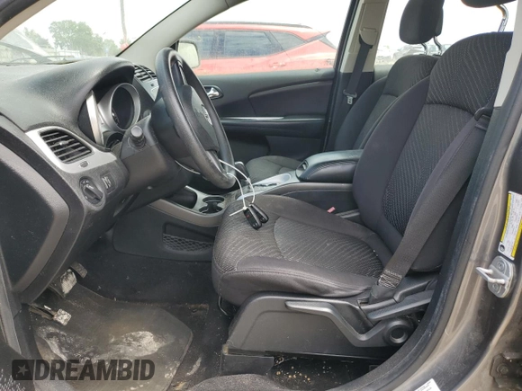 2013 Dodge Journey SE z VIN 3C4PDCAB0DT728950, wystawiony jako Copart lot #57525305 z przebiegiem 181 414 mil mil oraz Czysty tytuł • Clean title. Historia ofert i sprzedaży dostępna na DreamBid. Obrazek 7.