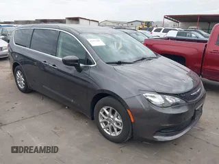 2022 Chrysler Voyager LX z VIN 2C4RC1CG0NR229871, wystawiony jako IAAI lot #42475301 z przebiegiem 32 411 mil mil oraz . Historia ofert i sprzedaży dostępna na DreamBid. Obrazek 1.