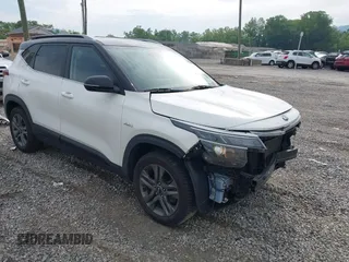 2021 Kia Seltos S z VIN KNDEUCAA0M7041549, wystawiony jako IAAI lot #42281770 z przebiegiem 54 282 mil mil oraz . Historia ofert i sprzedaży dostępna na DreamBid. Obrazek 1.