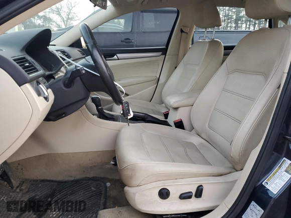 2014 Volkswagen Passat Wolfsburg Edition z VIN 1VWAT7A39EC109203, wystawiony jako Copart lot #46023835 z przebiegiem 87 197 mil mil oraz Czysty tytuł • Clean title. Historia ofert i sprzedaży dostępna na DreamBid. Obrazek 7.