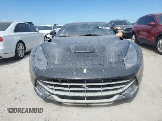 2017 Ferrari F12 z VIN ZFF74UFA8H0220199, wystawiony jako Copart lot #75630184 z przebiegiem Nie podano mil oraz Szkody całkowita. Historia ofert i sprzedaży dostępna na DreamBid. Obrazek 5.