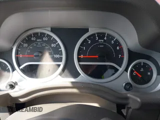 2008 Jeep Wrangler Unlimited Sahara z VIN 1J4GA59168L551896, wystawiony jako IAAI lot #42173185 z przebiegiem 192 394 mil mil oraz . Historia ofert i sprzedaży dostępna na DreamBid. Obrazek 7.