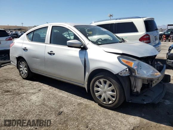 2016 Nissan Versa S z VIN 3N1CN7AP7GL905886, wystawiony jako Copart lot #48686295 z przebiegiem 142 507 mil mil oraz Szkoda całkowita • Salvage title. Historia ofert i sprzedaży dostępna na DreamBid. Obrazek 4.