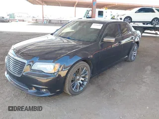 2013 Chrysler 300 C John Varvatos Limited Edition z VIN 2C3CCADG0DH698178, wystawiony jako IAAI lot #42250508 z przebiegiem 182 151 mil mil oraz . Historia ofert i sprzedaży dostępna na DreamBid. Obrazek 2.