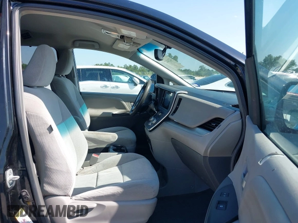 2015 Toyota Sienna LE AAS z VIN 5TDKK3DC0FS613377, wystawiony jako IAAI lot #42214127 z przebiegiem 135 836 mil mil oraz . Historia ofert i sprzedaży dostępna na DreamBid. Obrazek 5.