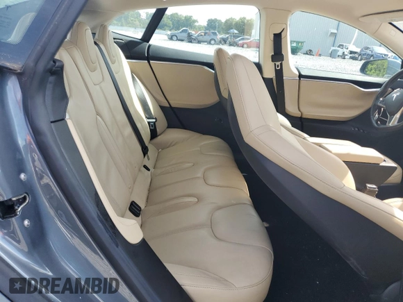 2013 Tesla Model S z VIN 5YJSA1AC4DFP10496, wystawiony jako Copart lot #63801355 z przebiegiem 50 473 mil mil oraz Czysty tytuł • Clean title. Historia ofert i sprzedaży dostępna na DreamBid. Obrazek 10.