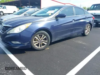 2013 Hyundai Sonata GLS z VIN 5NPEB4AC7DH726866, wystawiony jako IAAI lot #42306731 z przebiegiem 164 122 mil mil oraz . Historia ofert i sprzedaży dostępna na DreamBid. Obrazek 2.