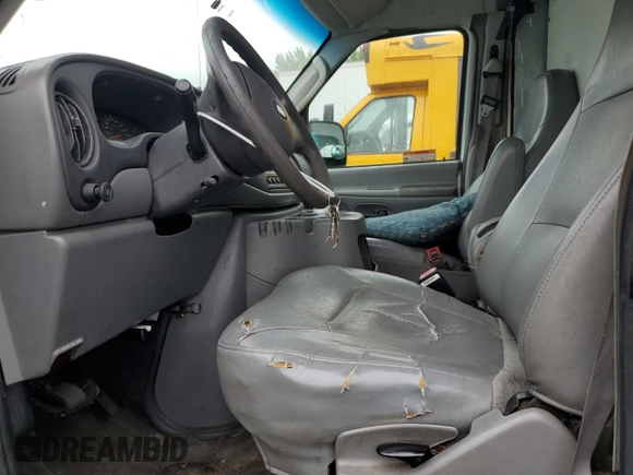 2005 Ford Econoline Cargo z VIN 1FDNE35L05HA95742, wystawiony jako Copart lot #56768625 z przebiegiem 130 000 mil mil oraz Czysty tytuł • Clean title. Historia ofert i sprzedaży dostępna na DreamBid. Obrazek 7.