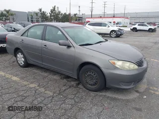 2005 Toyota Camry STD z VIN 4T1BE32K65U576598, wystawiony jako IAAI lot #41765031 z przebiegiem 303 512 mil mil oraz . Historia ofert i sprzedaży dostępna na DreamBid. Obrazek 1.