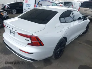 2024 Volvo S60 Plus Black Edition z VIN 7JRL12TH4RG305580, wystawiony jako IAAI lot #42174479 z przebiegiem 9731 mil mil oraz . Historia ofert i sprzedaży dostępna na DreamBid. Obrazek 4.