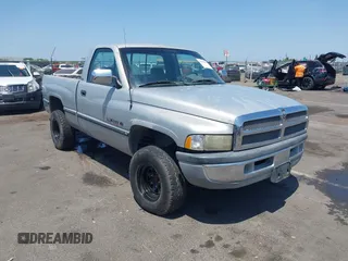 1996 Dodge 1500 z VIN 1B7HF16Z3TJ198004, wystawiony jako IAAI lot #42392038 z przebiegiem 114 409 mil mil oraz . Historia ofert i sprzedaży dostępna na DreamBid. Obrazek 1.