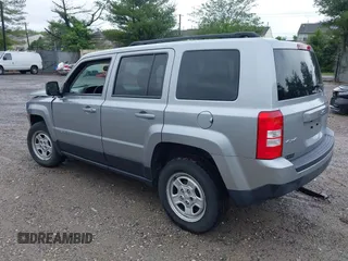 2017 Jeep Patriot Sport SE z VIN 1C4NJRBB8HD122051, wystawiony jako IAAI lot #42274843 z przebiegiem 63 122 mil mil oraz . Historia ofert i sprzedaży dostępna na DreamBid. Obrazek 3.