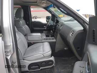 2006 Lincoln Mark LT z VIN 5LTPW185X6FJ07014, wystawiony jako IAAI lot #42267918 z przebiegiem 260 372 mil mil oraz . Historia ofert i sprzedaży dostępna na DreamBid. Obrazek 5.