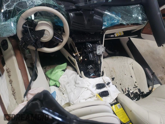 2024 Aston Martin DB12 z VIN SCFRMFGW5RGM12901, wystawiony jako Copart lot #64941574 z przebiegiem Nie podano mil oraz Nie do naprawy • Non repairable. Historia ofert i sprzedaży dostępna na DreamBid. Obrazek 8.