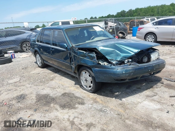 1998 Volvo S90 z VIN YV1KS9605W1128293, wystawiony jako IAAI lot #42332645 z przebiegiem 252 576 mil mil oraz . Historia ofert i sprzedaży dostępna na DreamBid. Obrazek 1.