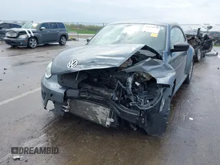 2018 Volkswagen Beetle S z VIN 3VWFD7AT1JM726428, wystawiony jako IAAI lot #42154938 z przebiegiem 41 279 mil mil oraz . Historia ofert i sprzedaży dostępna na DreamBid. Obrazek 6.