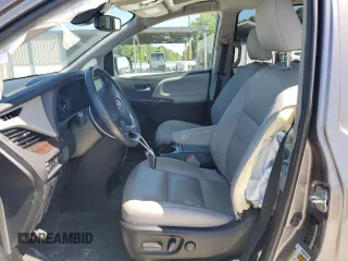 2020 Toyota Sienna XLE z VIN 5TDDZ3DC3LS236382, wystawiony jako Copart lot #57954705 z przebiegiem 69 761 mil mil oraz Szkoda całkowita • Salvage title. Historia ofert i sprzedaży dostępna na DreamBid. Obrazek 7.