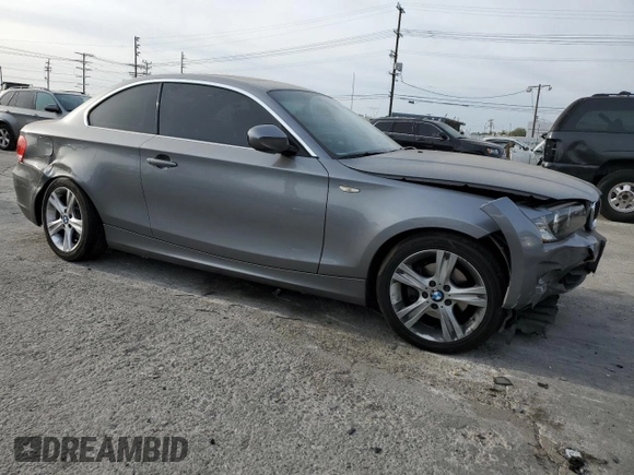 2012 BMW 1 Series 128i с VIN WBAUP9C52CVL91861, выставлен на аукционе Copart как лот 83647764 с пробегом 136 735 миль миль и Списание • Salvage title. История ставок и продаж доступна на DreamBid. Изображение 4.
