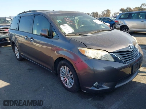 2013 Toyota Sienna XLE AAS z VIN 5TDYK3DC5DS285770, wystawiony jako IAAI lot #41669367 z przebiegiem 99 544 mil mil oraz . Historia ofert i sprzedaży dostępna na DreamBid. Obrazek 1.