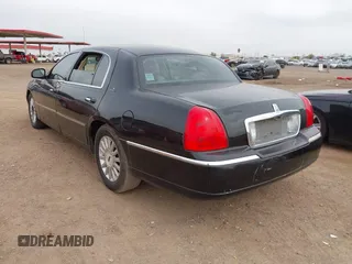 2008 Lincoln Town Car z VIN 2LNHM85WX8X636193, wystawiony jako IAAI lot #41916910 z przebiegiem Nie podano mil oraz . Historia ofert i sprzedaży dostępna na DreamBid. Obrazek 3.