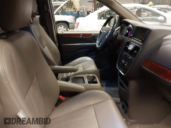 2013 Chrysler Town & Country Touring with VIN 2C4RC1BG5DR731002, listed as a IAAI auction lot 41575003 with 106,486 mi miles. Bid and sale history available at carsss.com. Image 5.