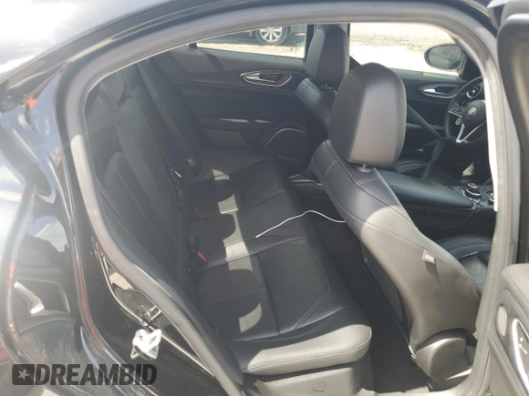2019 Alfa Romeo Giulia z VIN ZARFAMAN7K7598712, wystawiony jako Copart lot #61589905 z przebiegiem Nie podano mil oraz Czysty tytuł • Clean title. Historia ofert i sprzedaży dostępna na DreamBid. Obrazek 10.