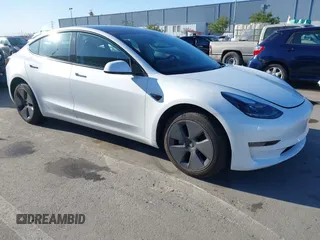 2023 Tesla Model 3 z VIN 5YJ3E1EA6PF606131, wystawiony jako IAAI lot #41621630 z przebiegiem 20 619 mil mil oraz . Historia ofert i sprzedaży dostępna na DreamBid. Obrazek 1.
