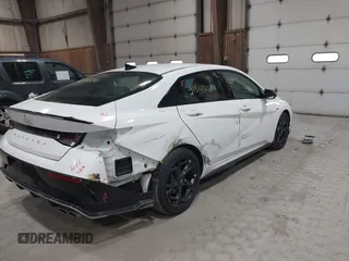 2025 Hyundai Elantra N Line z VIN KMHLR4DF6SU867998, wystawiony jako IAAI lot #41814806 z przebiegiem 4 892 mil mil oraz . Historia ofert i sprzedaży dostępna na DreamBid. Obrazek 17.