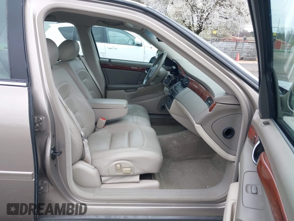 2002 Cadillac DeVille z VIN 1G6KD54Y32U108623, wystawiony jako IAAI lot #41957171 z przebiegiem 136 941 mil mil oraz . Historia ofert i sprzedaży dostępna na DreamBid. Obrazek 5.
