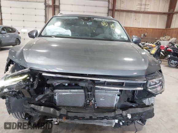 2024 Volkswagen Tiguan SE z VIN 3VVMB7AX5RM057189, wystawiony jako IAAI lot #42435936 z przebiegiem 11 189 mil mil oraz . Historia ofert i sprzedaży dostępna na DreamBid. Obrazek 6.