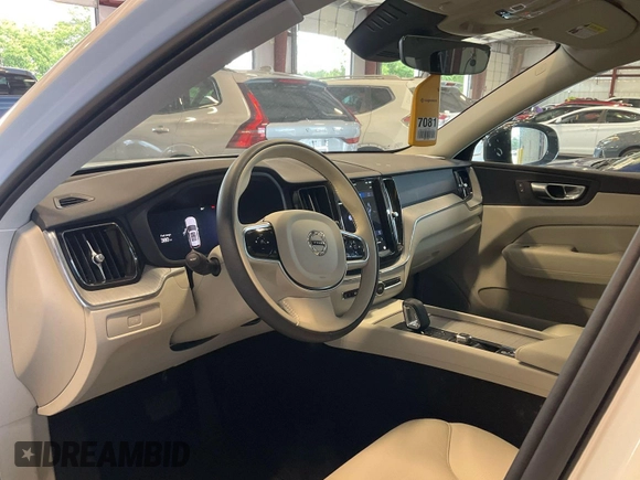 2024 Volvo XC60 Plus Dark Theme z VIN YV4L12RL7R1930548, wystawiony jako IAAI lot #42394524 z przebiegiem 3 069 mil mil oraz . Historia ofert i sprzedaży dostępna na DreamBid. Obrazek 20.