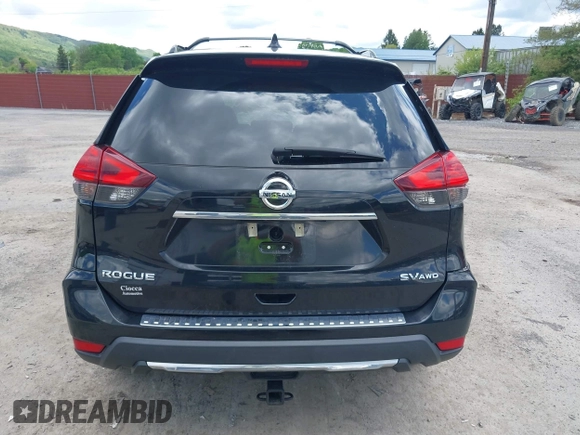 2017 Nissan Rogue SV z VIN 5N1AT2MV8HC814058, wystawiony jako IAAI lot #42200550 z przebiegiem 118 175 mil mil oraz . Historia ofert i sprzedaży dostępna na DreamBid. Obrazek 17.