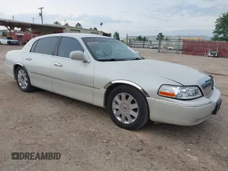 2004 Lincoln Town Car Ultimate z VIN 1LNHM83W94Y627854, wystawiony jako IAAI lot #42455996 z przebiegiem 181 045 mil mil oraz . Historia ofert i sprzedaży dostępna na DreamBid. Obrazek 1.