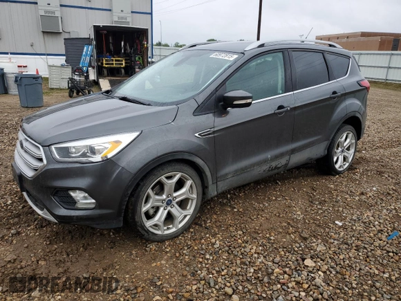 2019 Ford Escape Titanium z VIN 1FMCU9J99KUC31182, wystawiony jako Copart lot #60972815 z przebiegiem 94 464 mil mil oraz Szkoda całkowita • Salvage title. Historia ofert i sprzedaży dostępna na DreamBid. Obrazek 1.
