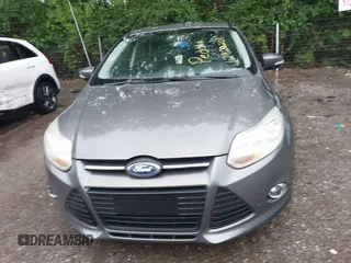 2012 Ford Focus SE z VIN 1FAHP3F20CL138736, wystawiony jako IAAI lot #42315862 z przebiegiem 231 570 mil mil oraz . Historia ofert i sprzedaży dostępna na DreamBid. Obrazek 6.