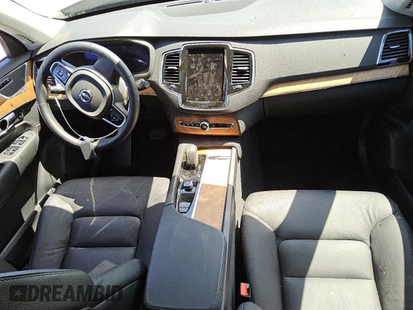 2025 Volvo XC90 Plus with VIN YV4062PE2S1335900, listed as a Copart auction lot 51378125 with 3,423 mi miles and Clean Title. Bid and sale history available at DreamBid. Image 8.